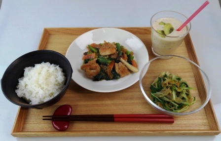 ヘルシーなのに満足！鶏もも肉の中華煮定食